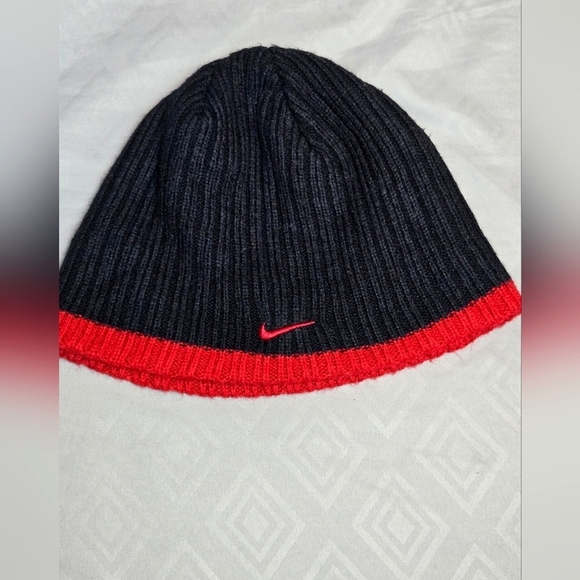 Youth/Kid's Nike Black and Red Beanie, One Size - Picture 1 of 2